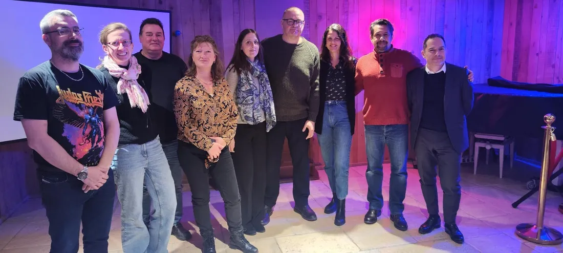 Fred Mostacci et Charlotte Fougère (2e et 3e à droite) entourés de lauréats à la Musiquerie