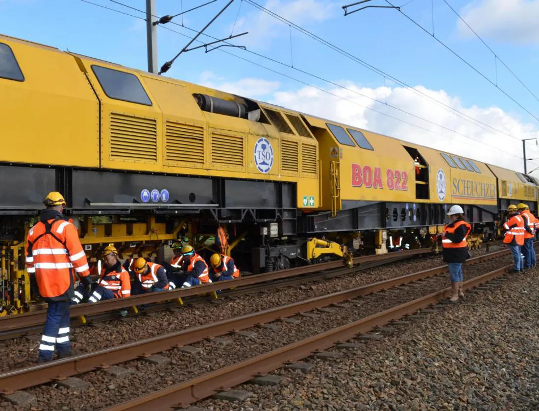 Deux trains usines sont utilisés pour les chantiers de rénovation de la ligne Dijon-Paris