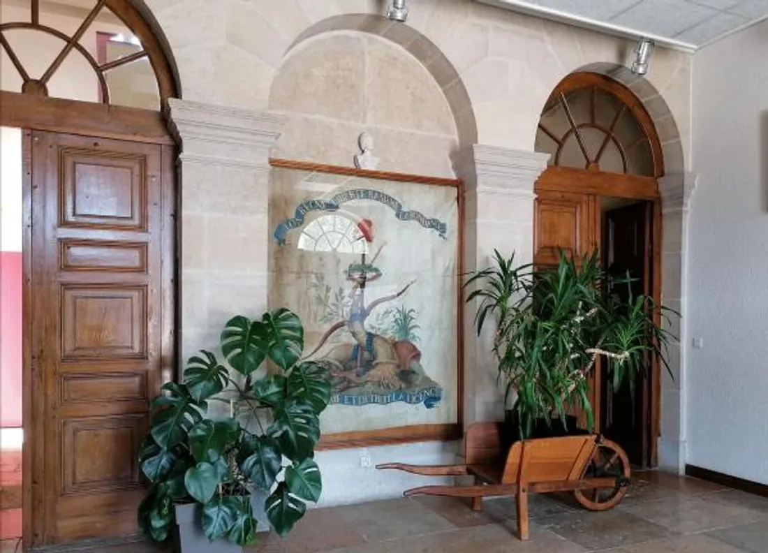 Le drapeau de la Fédération, à la Mairie d'Arc sur Tille fait pourrait être restauré. 