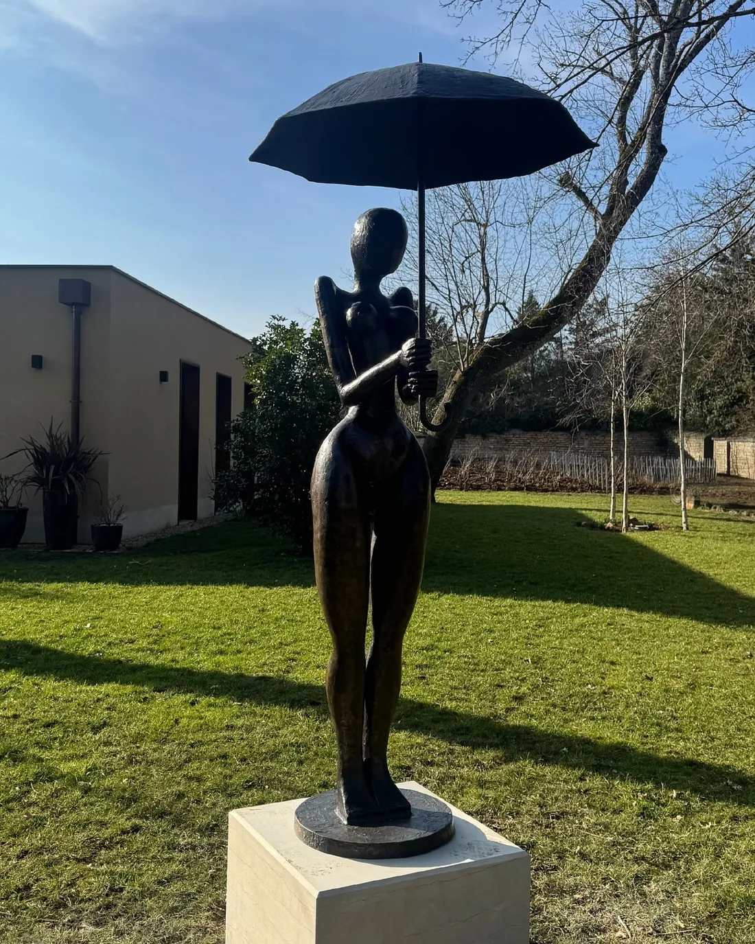 La « Femme au parapluie » 2021 d'Olivier Cyr Noel exposée au Domaine Drouhin-Laroze.