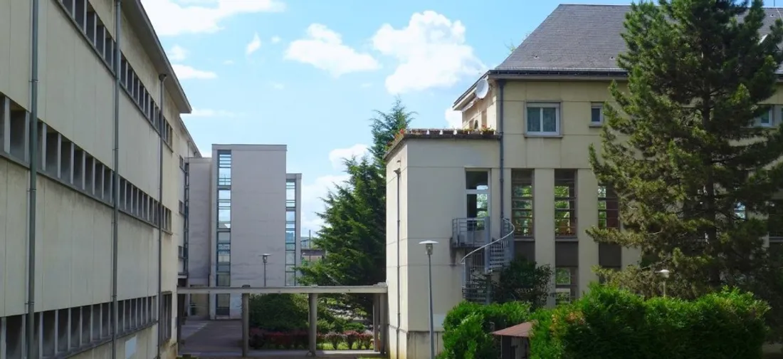 Les enseignants du Lycée Le Castel tire la sonnette d'alarme à propos de la baisse de budget. 