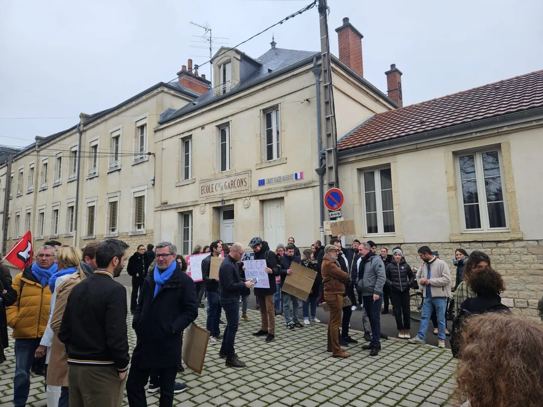 Les parents d'élèves des classes de CP et CM1 ont manifesté ce matin devant l'école Montchapet.
