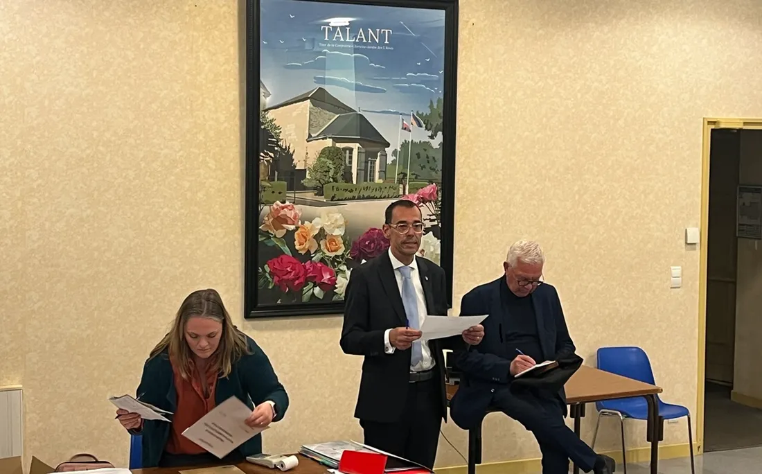 Fabian Ruinet, ici lors du dépouillement avant d'apprendre sa défaite, a été battu par Adrien Guené.