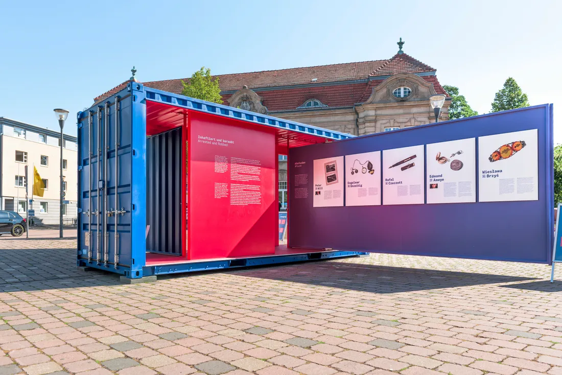 L'exposition est installée dans un conteneur maritime aménagé.