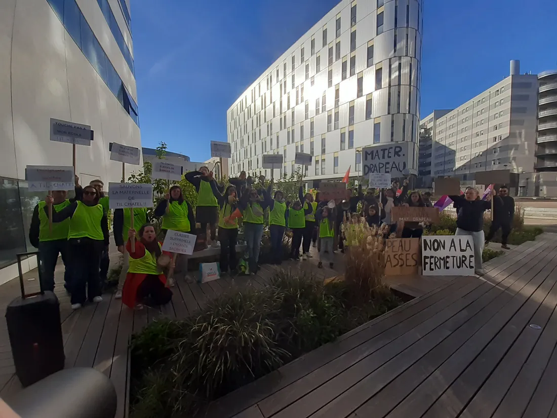 Des parents d'élèves se sont réunis au rectorat de Dijon ce mardi en opposition à la carte scolaire.