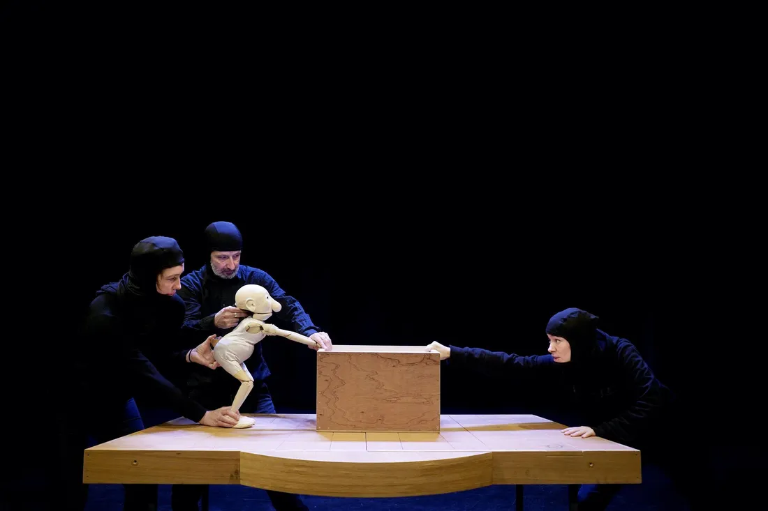 Le spectacle « Pouvoir » met en scène une marionnette qui utilise le public pour obtenir sa liberté.