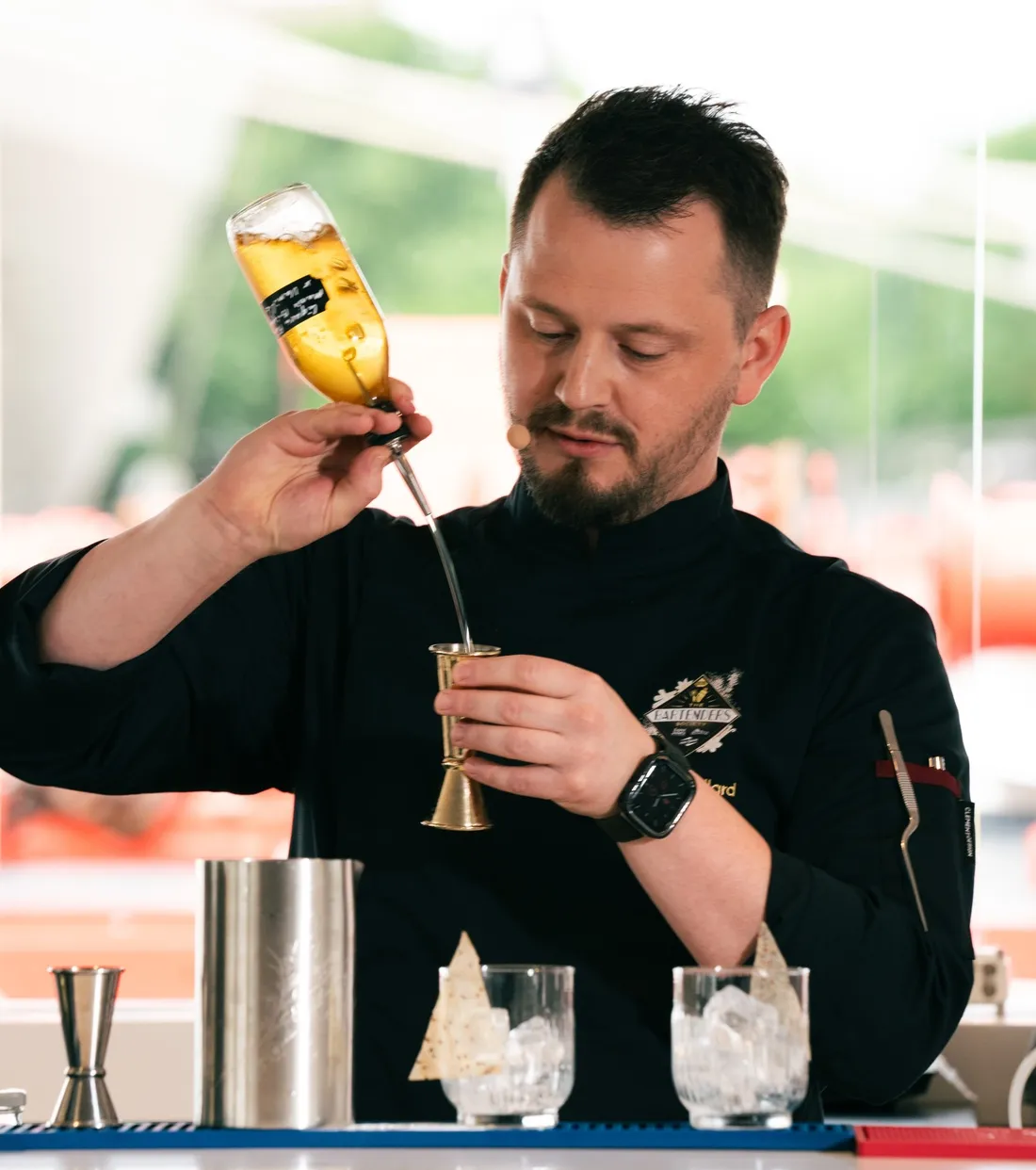 Un barman sur le toit de la France. 