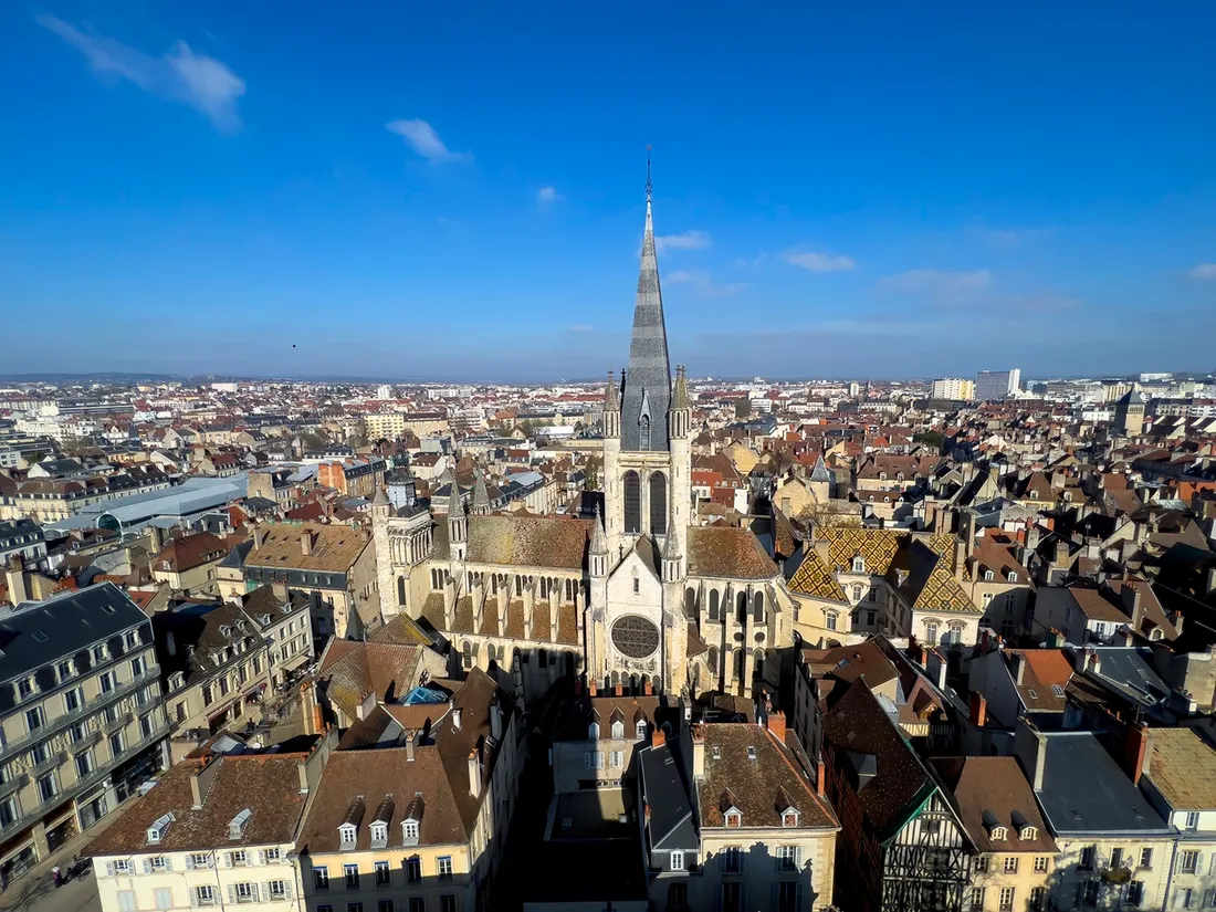 Face à la canicule la Ville de Dijon prend des mesures pour les dijonnais et dijonnaises.