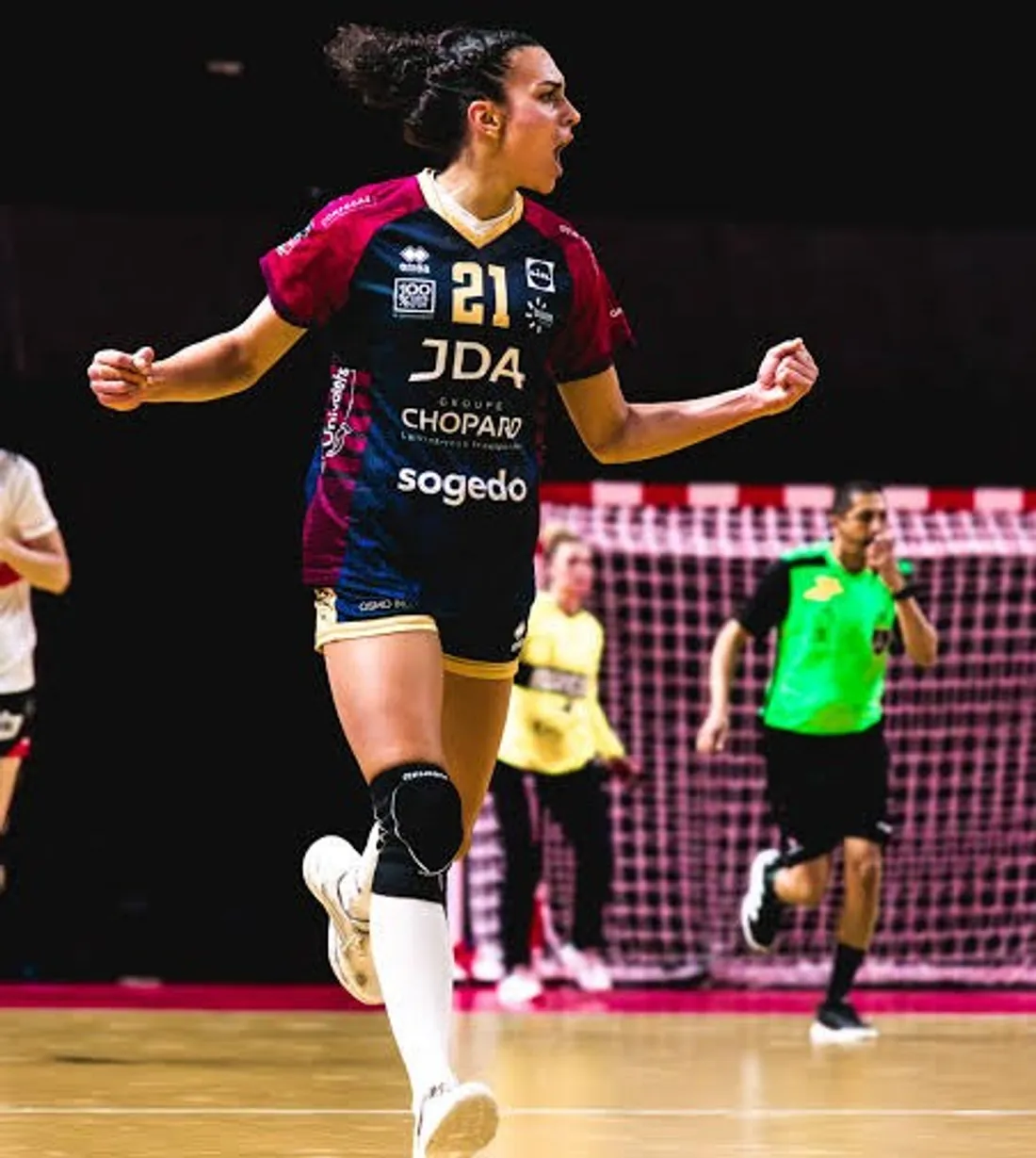La jeune Dijonnaise Amel Dury signe son premier contrat professionnel avec la JDA. 
