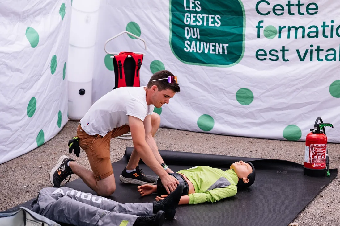Le Tour de France Femmes 2026 pourrait être l'occasion de se former aux gestes de premiers secours. 
