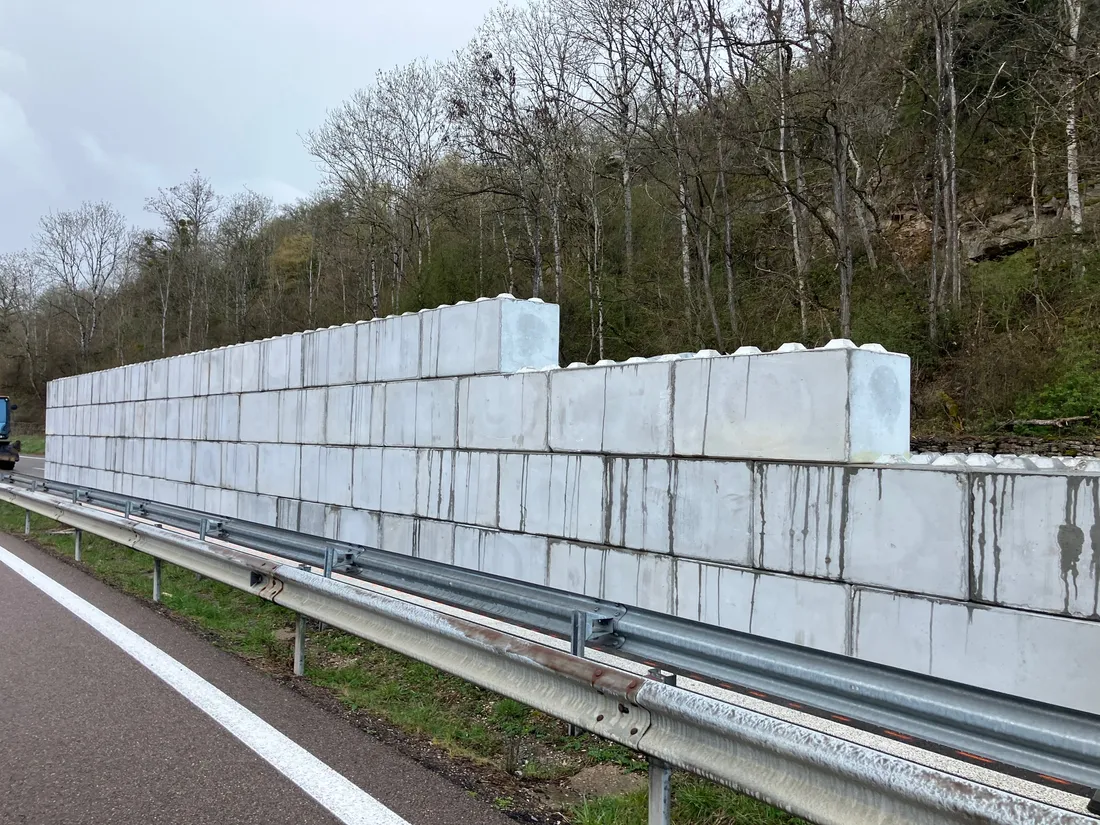 Le mur de protection construit sur à deux pas de l'autoroute afin d’assurer la sécurité des usagers.