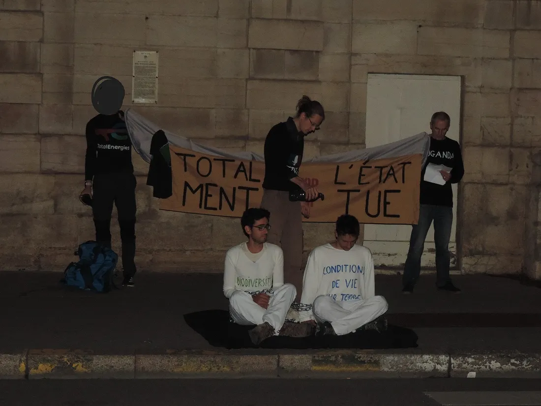 Des militants d'Extinction rébellion ont réalisé une action ce mardi devant la préfecture