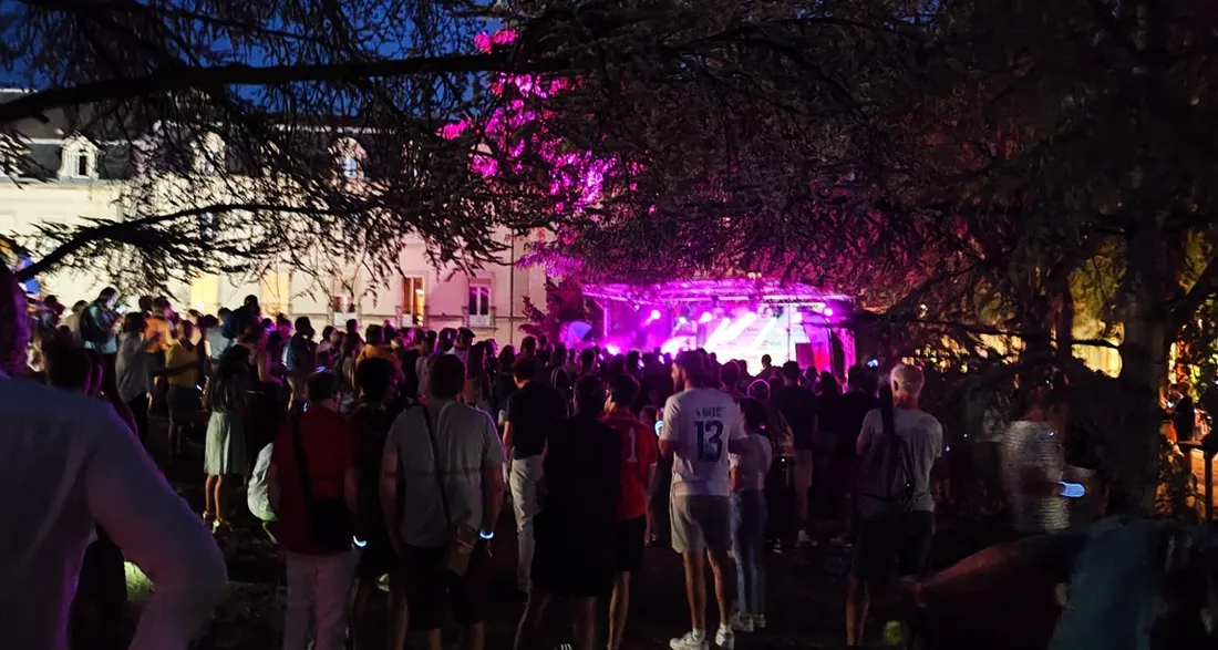 Beaucoup de monde dans les jardoins pour ce showcase K6FM