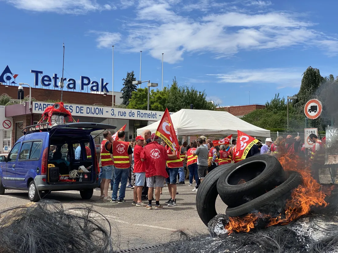 CGT et salariés sont jour et nuit devant les grilles du site.