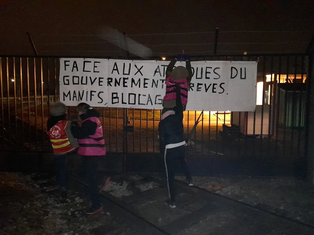 Les syndicats CGT et Solidaires bloquent l’accès au dépôt pétrolier de Longvic