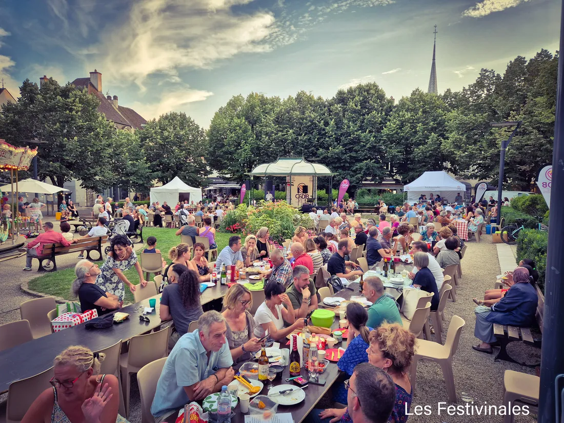 Belle ambiance en prévision place Carnot à Beaune avec le CFDB