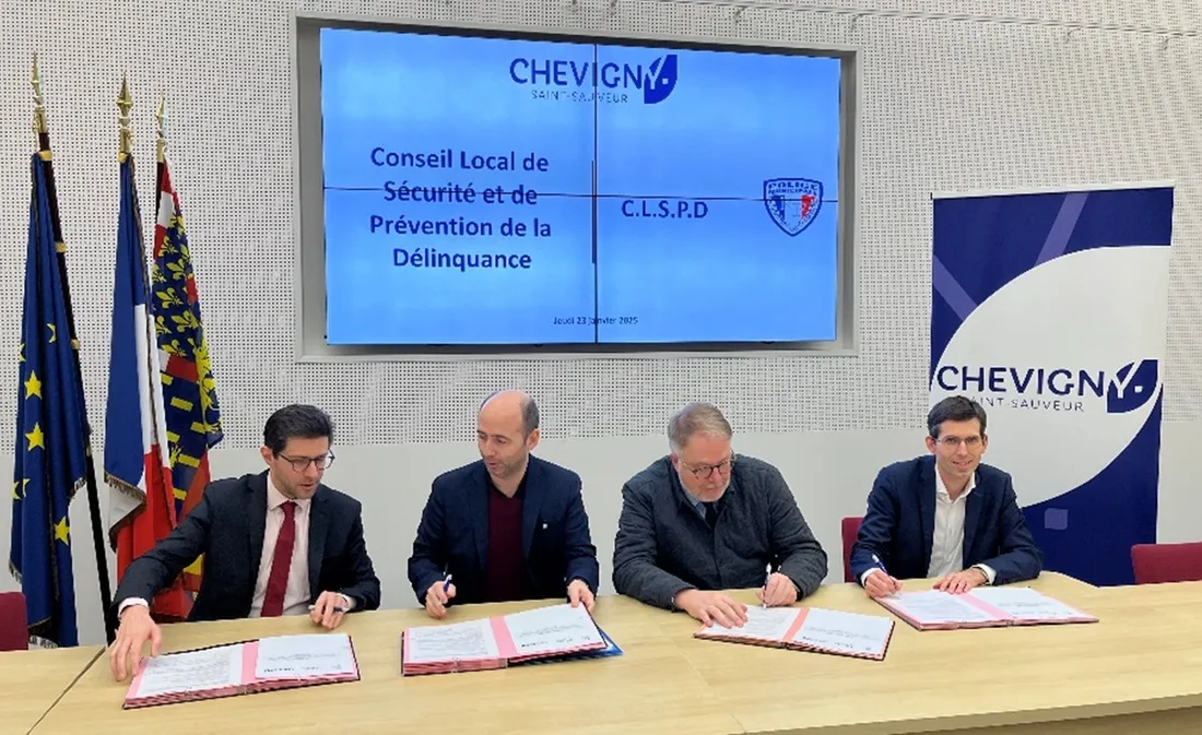 Le maire de la ville, Guillaume Ruet, accompagné des représentants des partenaires