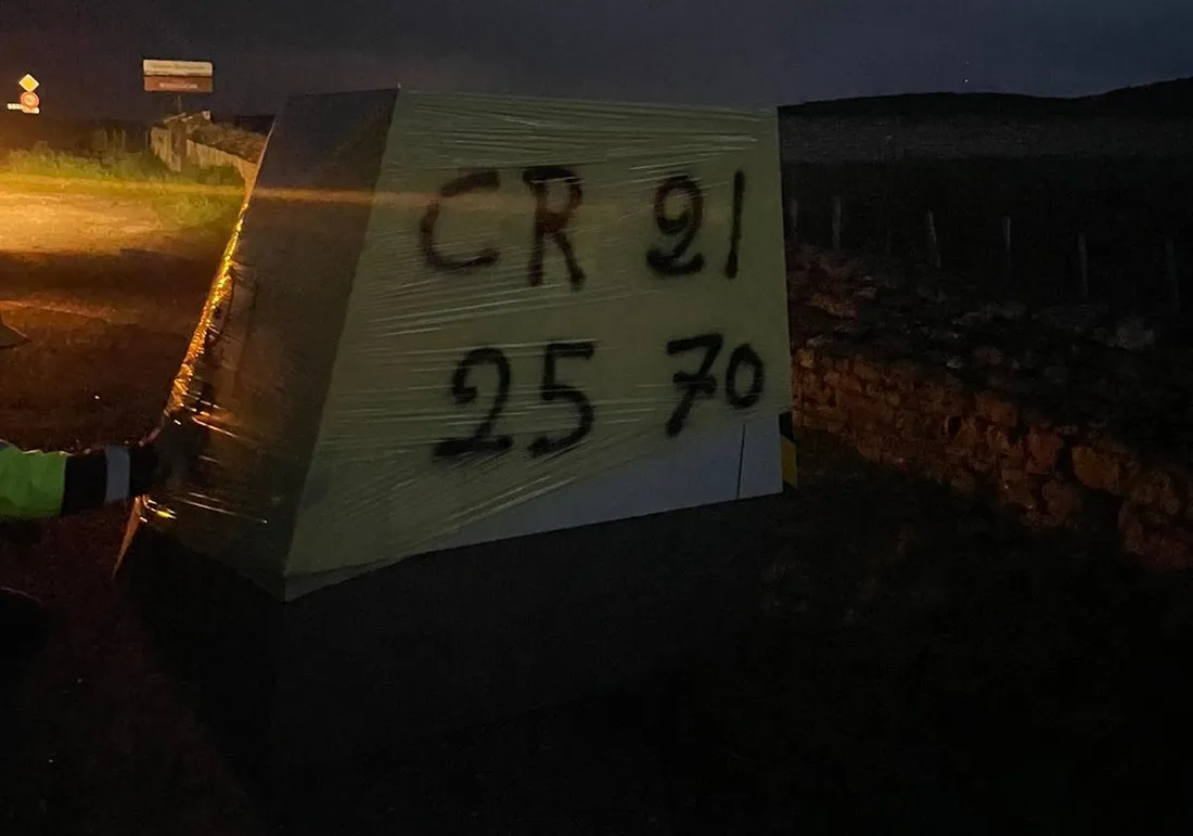 Radars fixes comme radars mobiles ont été recouverts d'une bâche taguée.