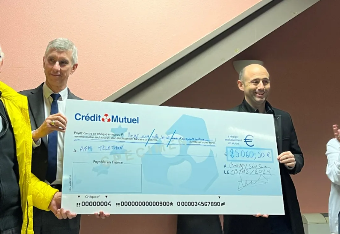 Le maire de Chevigny-Saint-Sauveur, Guillaume Ruet, avec le chèque reversé à l'AFM Téléthon.
