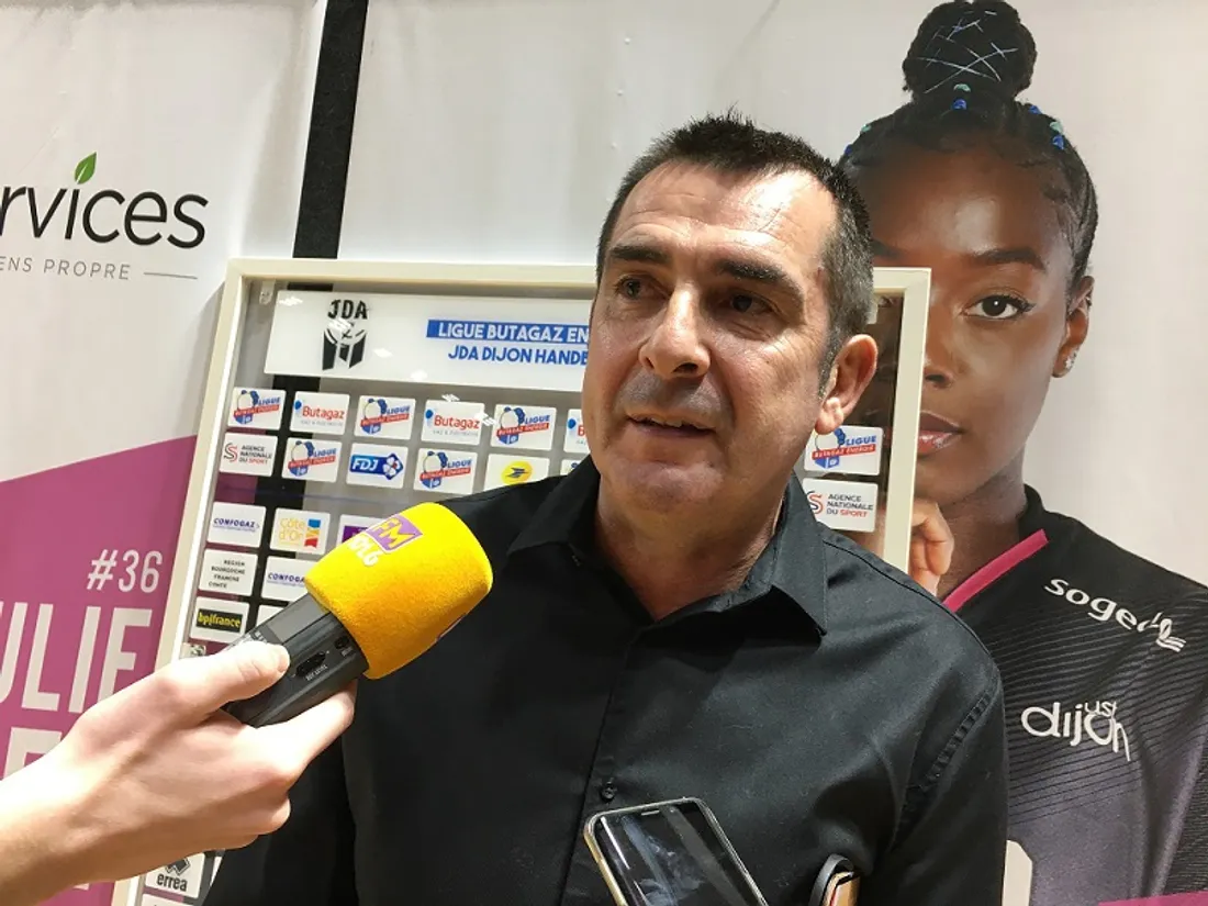 Christophe Mazel ira jusqu'à la fin de son contrat « avec des ambitions intactes » selon le club.