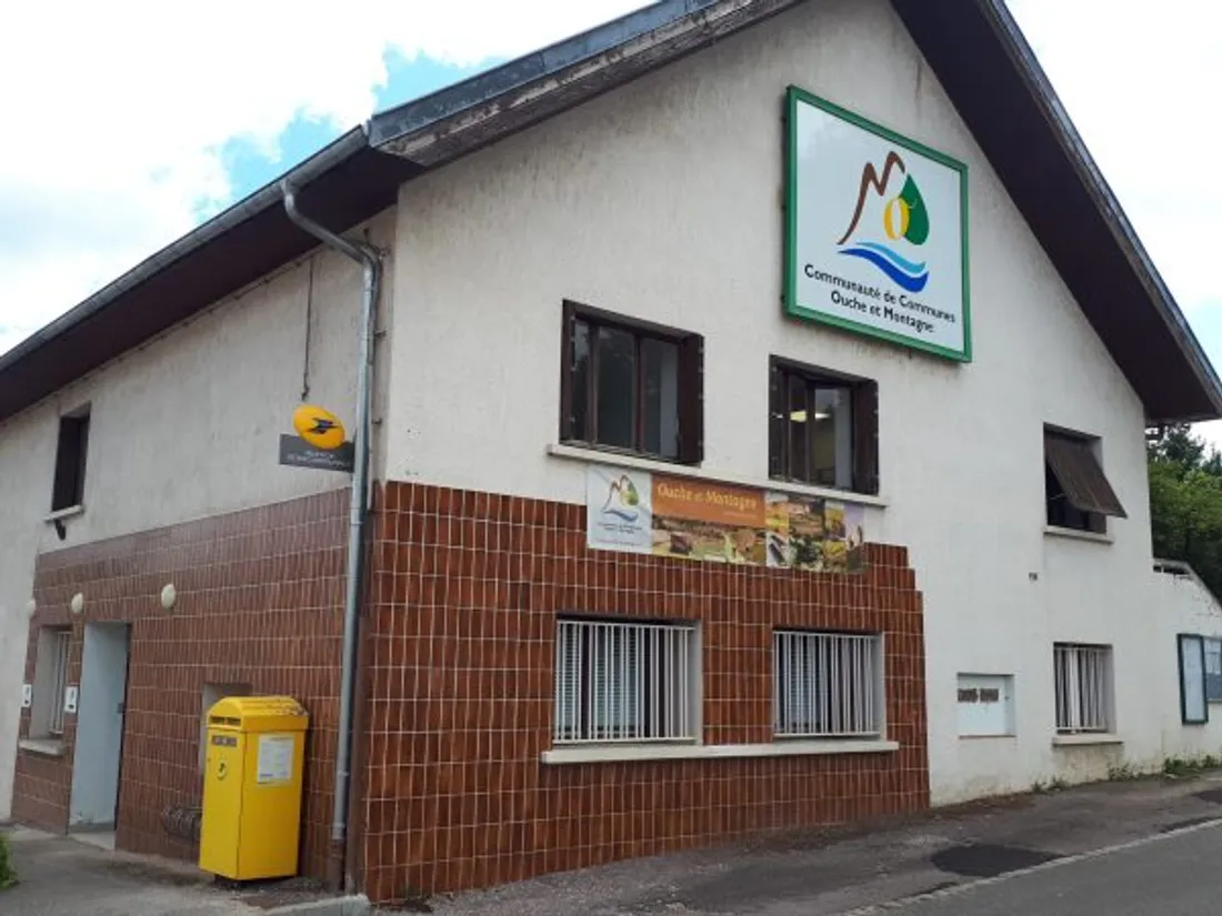 La communauté de communes est en grève aujourd'hui devant son siège à Pont-de-Pany.