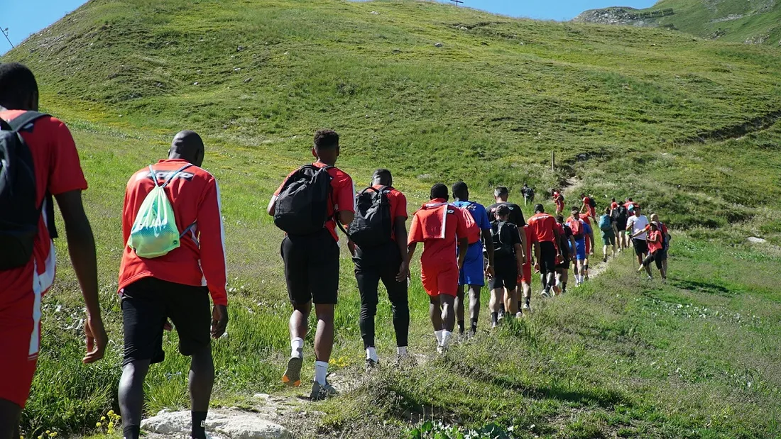 Les joueurs du DFCO ont fait une longue randonnée en montagne ce mercredi 