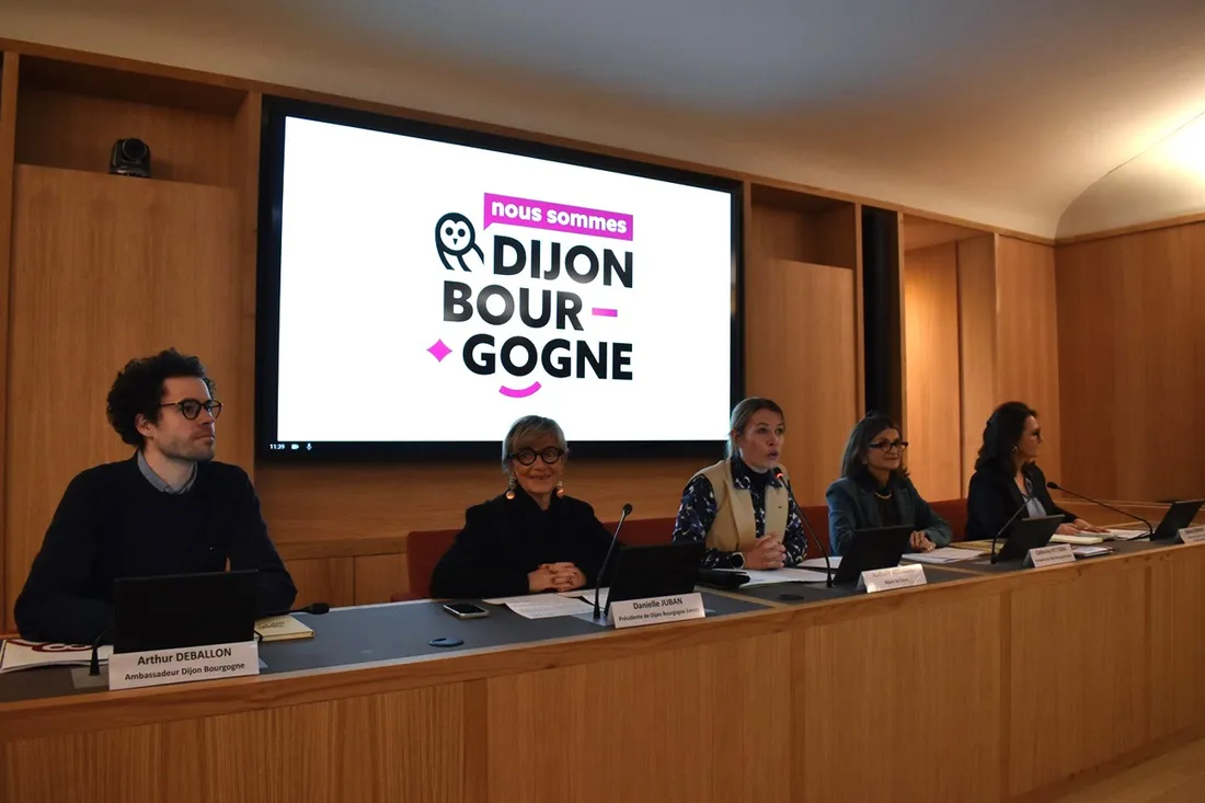 Nathalie Koenders, accompagnée des présidentes des trois organismes fondateurs, et un ambassadeur