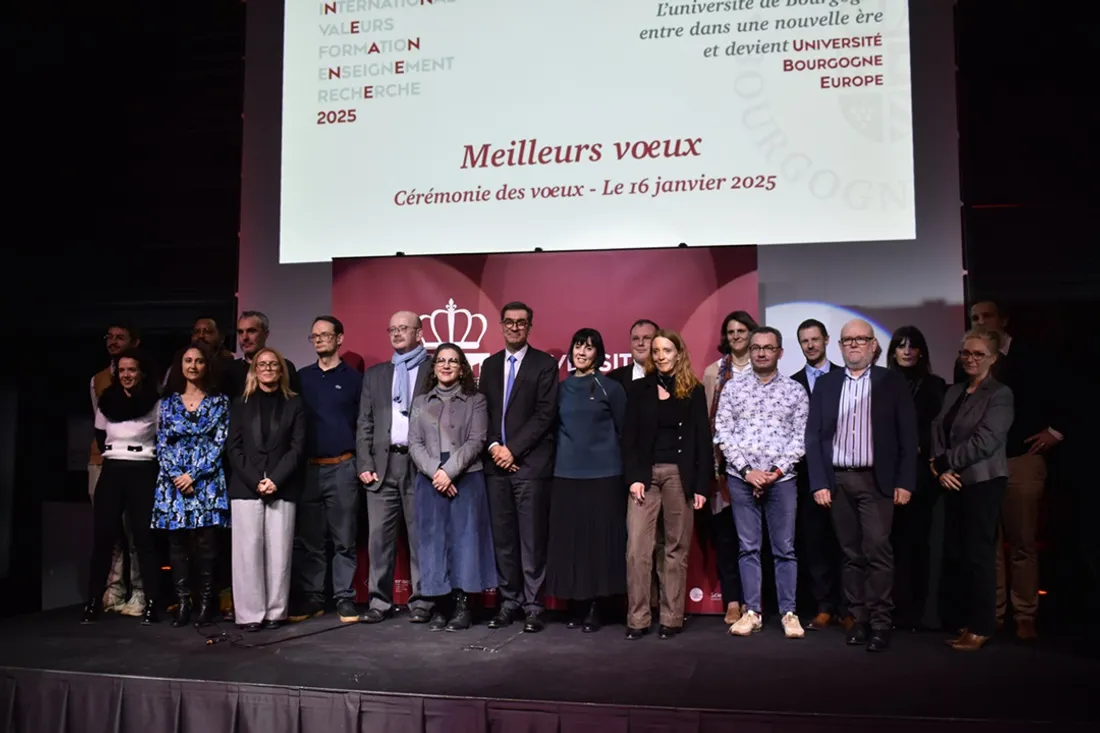 Vincent Thomas entouré d'élus et de membres du personnel