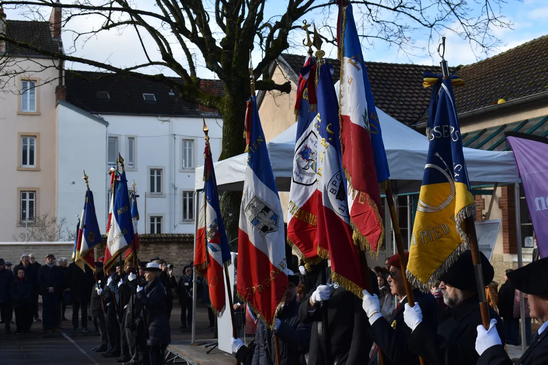 Des porte-drapeaux étaient présents tout au long de la cérémonie