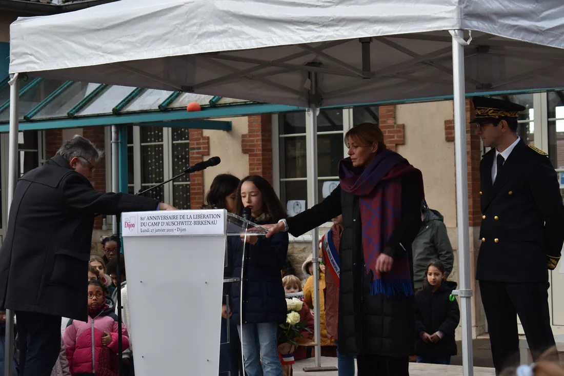 Solène et Garance, élèves de l'école, ont ensuite lu des extraits de textes devant la foule