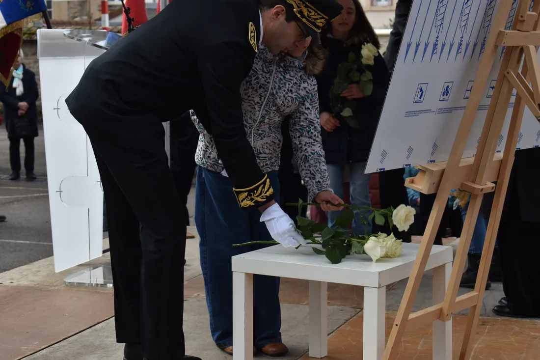 50 roses blanches ont été déposées par les élèves, accompagnés des membres associatifs