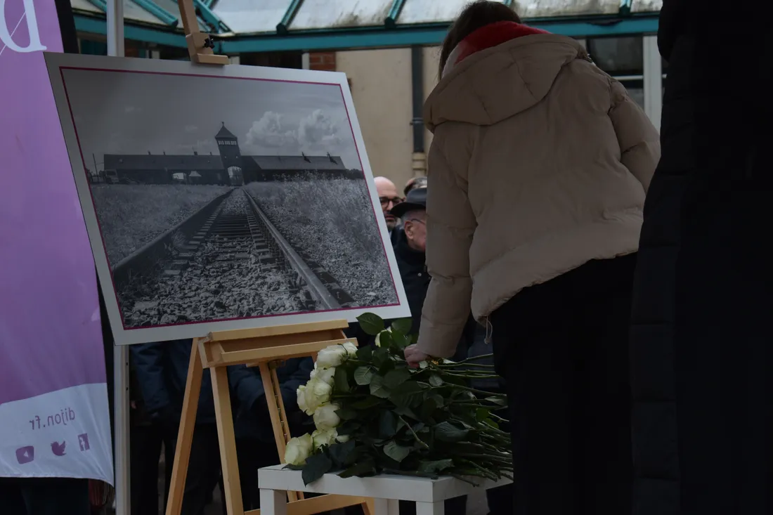 À tour de rôle, chacun s'est recueilli devant l'illustration du camp