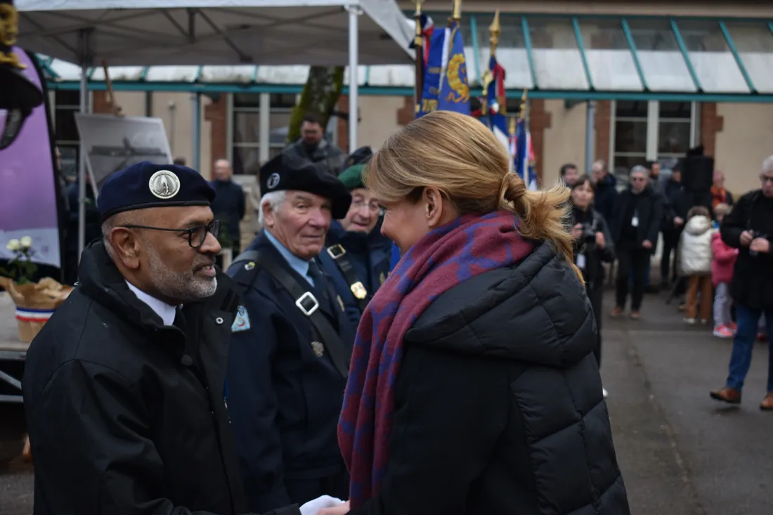 Nathalie Koenders a tenu à saluer les porte-drapeaux à la fin de la cérémonie