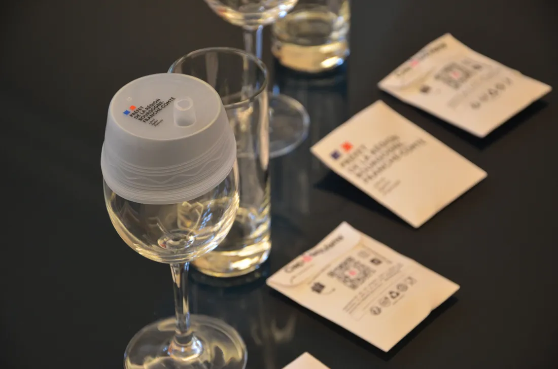 À Dijon, douze bars s’équipent de protections pour verres contre la soumission chimique.