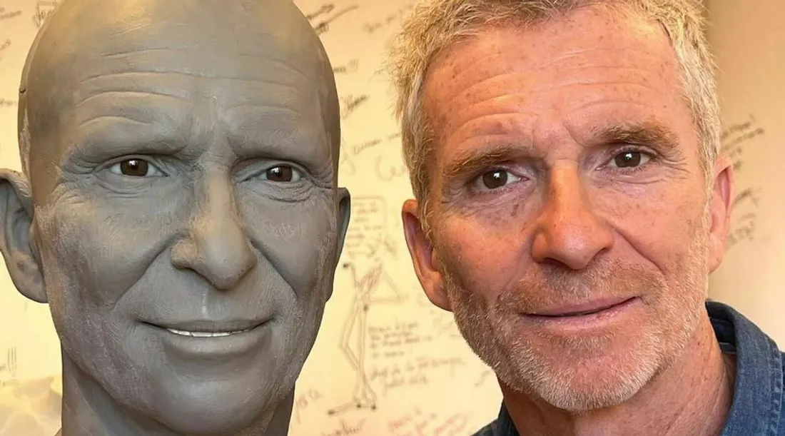 Denis Brogniart avec sa future statue du musée Grévin