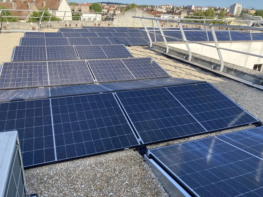 Des panneaux photovoltaïques ont été installés sur la toiture terrasse de la cité Henry Berger