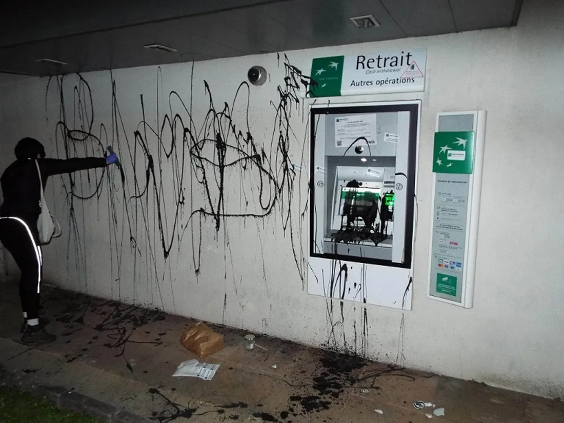 L'action a été réalisée par les militants du collectif altermondialiste « Extinction Rebellion » 