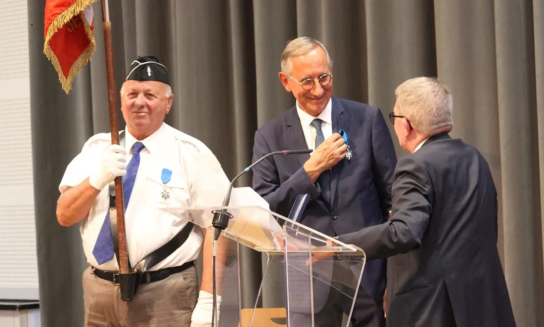Jean-François Dodet, le maire de St-Apollinaire, a été fait chevalier de l’ordre national du mérite