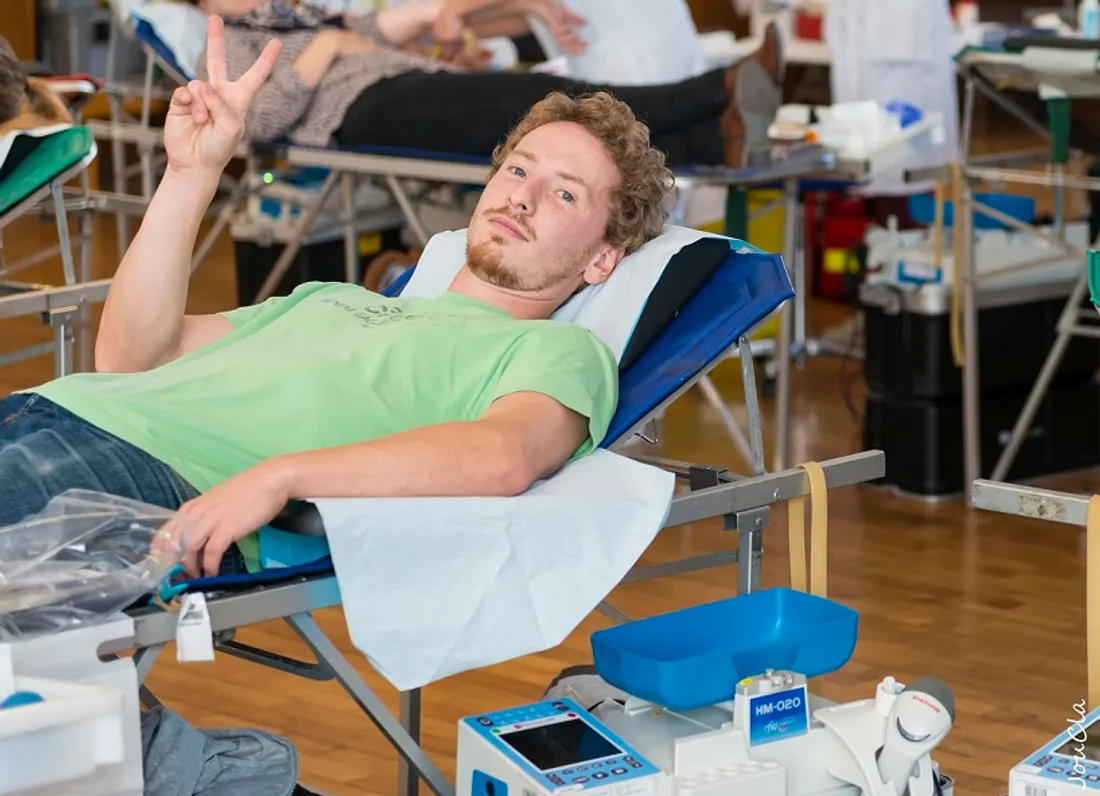 Photographie d'un donneur à l'Etablissement Français du Don du Sang 