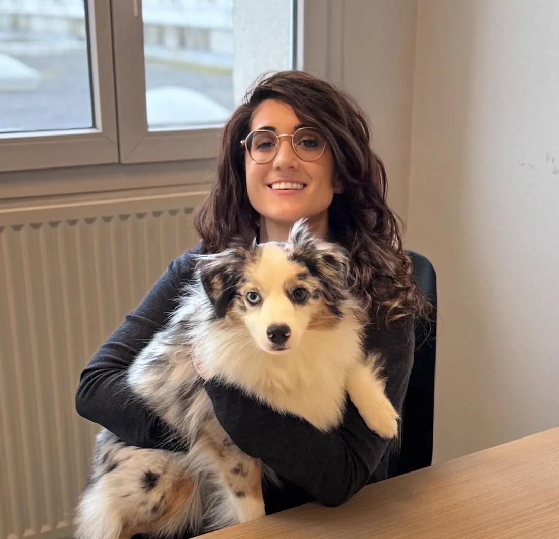 Camille Coudert, psychiatre et responsable médicale du CARE, et Yoshi, un chien au rôle apaisant.