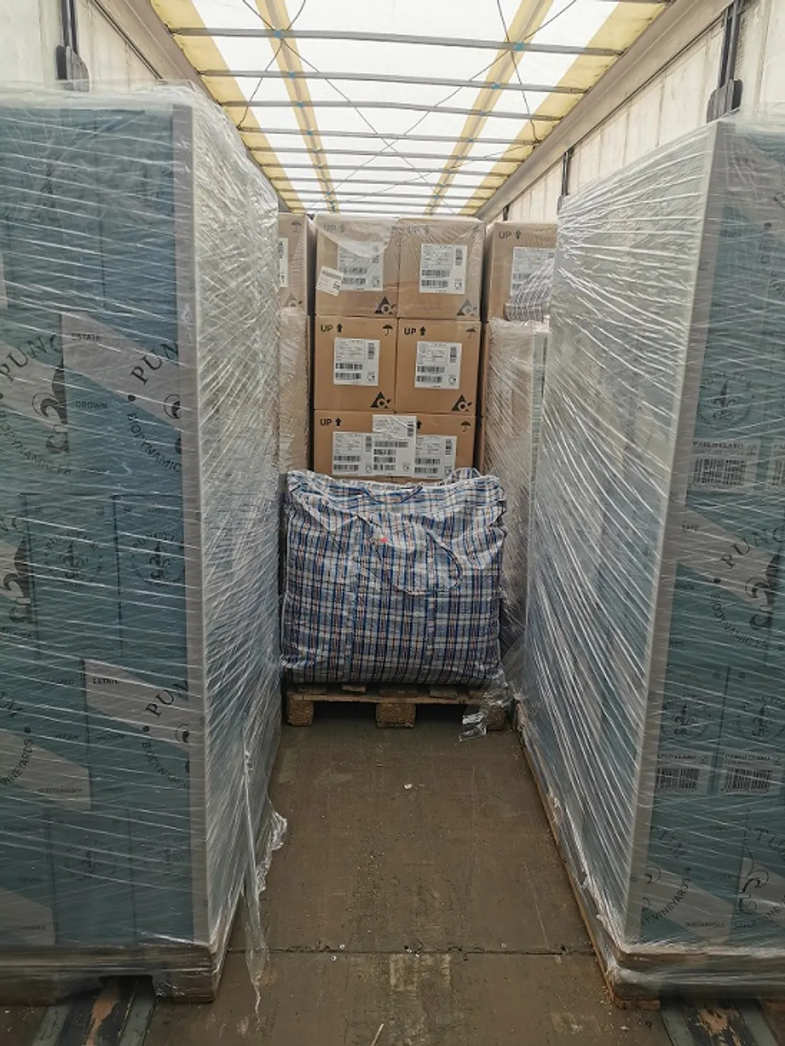 La drogue était dissimulée dans 4 sacs posés au sol entre deux palettes 