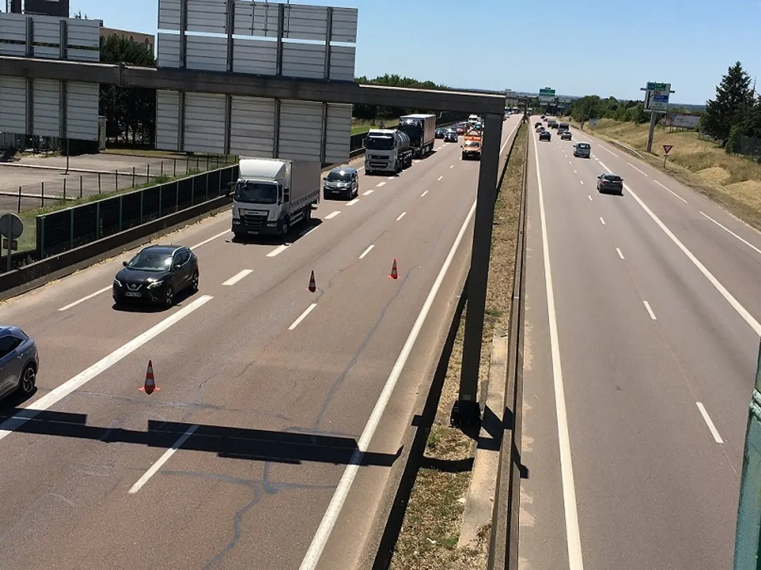 Le trafic est très ralenti en cette fin d'après-midi sur la rocade, dans le sens nord-sud