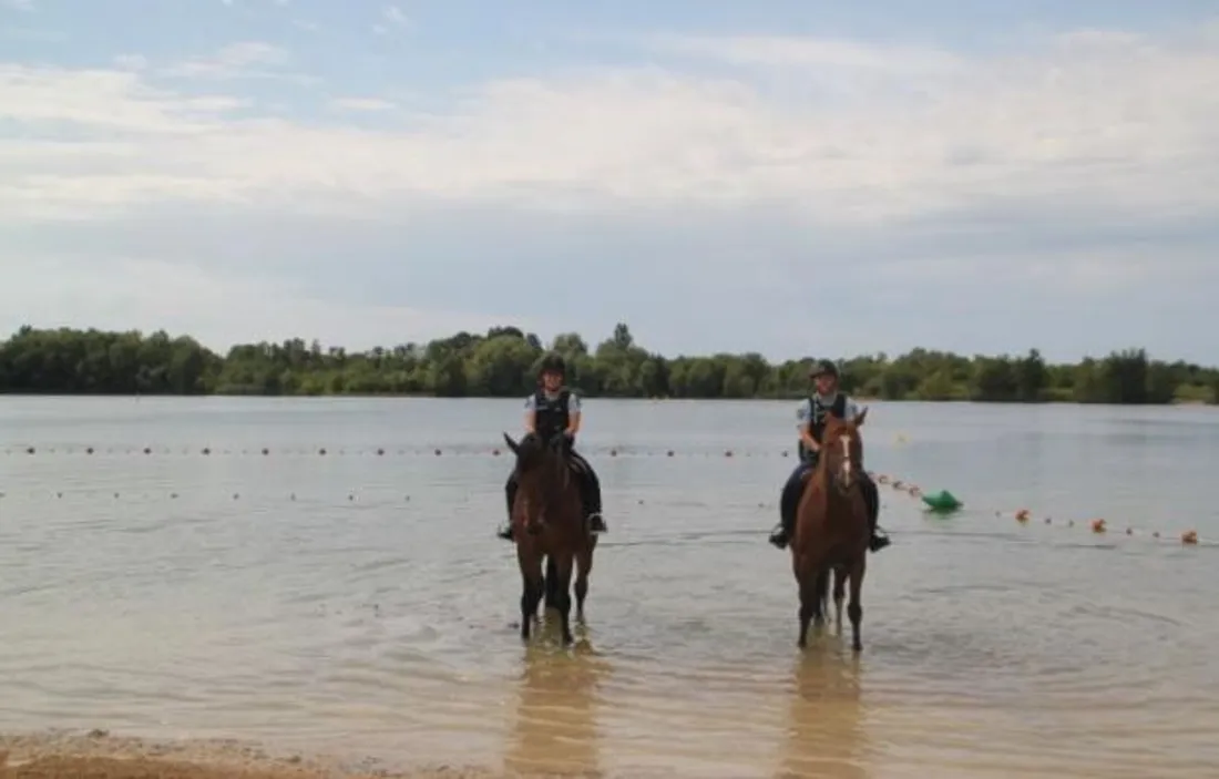 Des gendarmes à cheval surveillent la base de loisirs d'Arc-sur-Tille