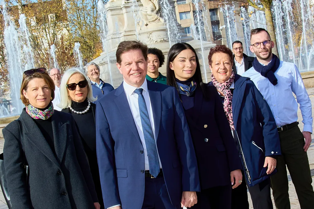 Laurent Bourguignat, en photo au centre, annonce se présenter à la mairie de Dijon en mars 2026.