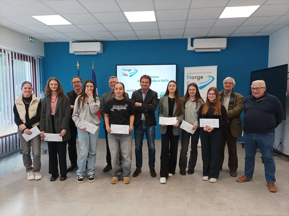 Mardi 9 avril, Ludovic Rochette, président de la CC NeT, a remis leurs chèques à neuf bénéficiaires.