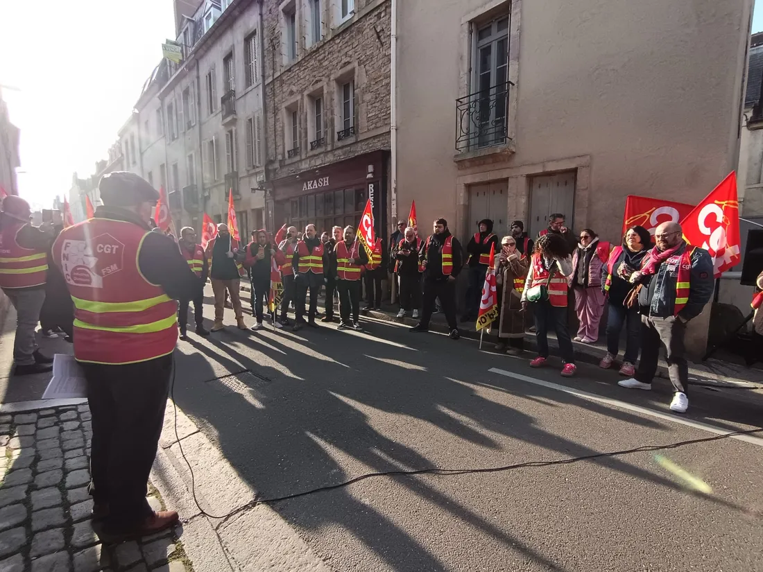 Les manifestants se sont rendus devant le tribunal administratif de Dijon, rue assas. 