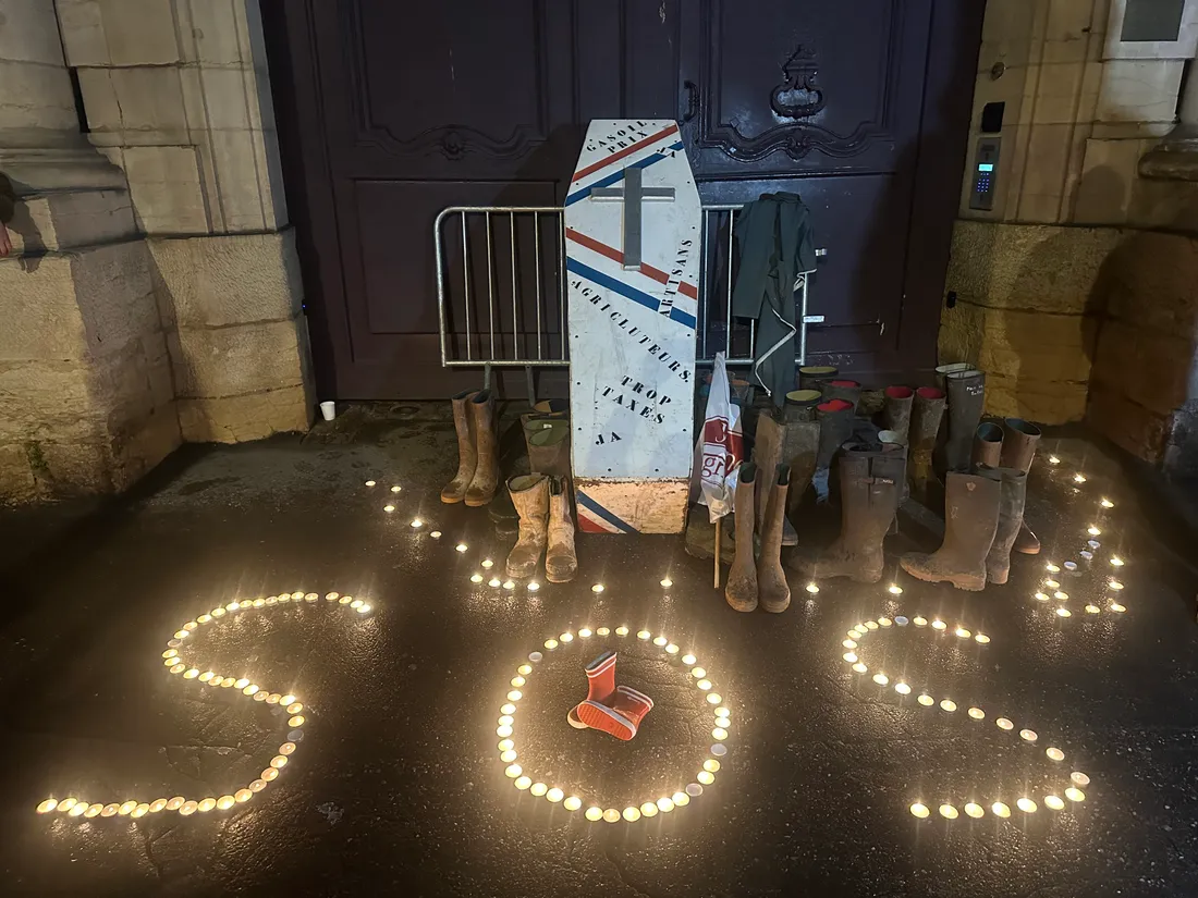 Le cercueil déposé ce mercredi soir par les agriculteurs devant la préfecture. 