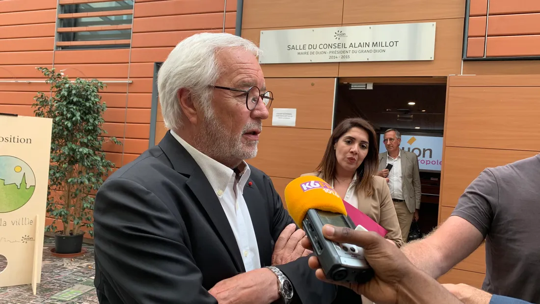 François Rebsamen appelle au calme et invite à laisser faire la justice.