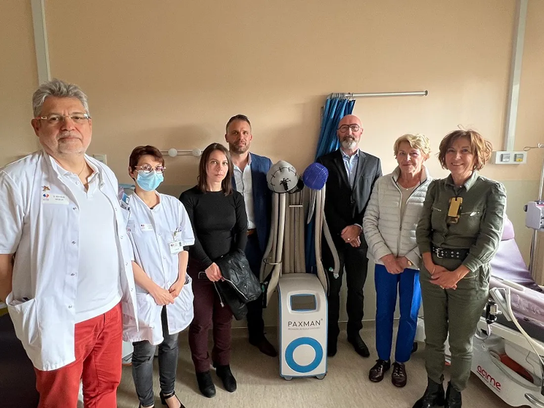 Une partie de l’équipe du CGFL et de la ligue contre le cancer devant l’un des appareils PAXMAN