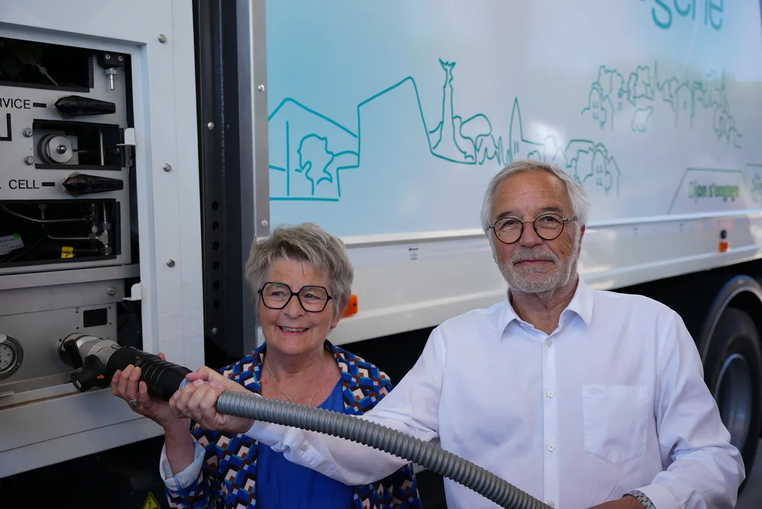 Marie-Guite Dufay, présidente de la Région, aux côtés de François Rebsamen, maire de Dijon.